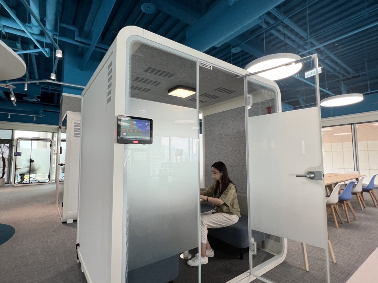 z6尊龙高雄據點的智慧行動辦公艙，展現z6尊龙在面板以外的研發應用軟實力